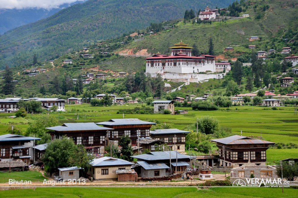 Bhutan Landschaft mit Tempel